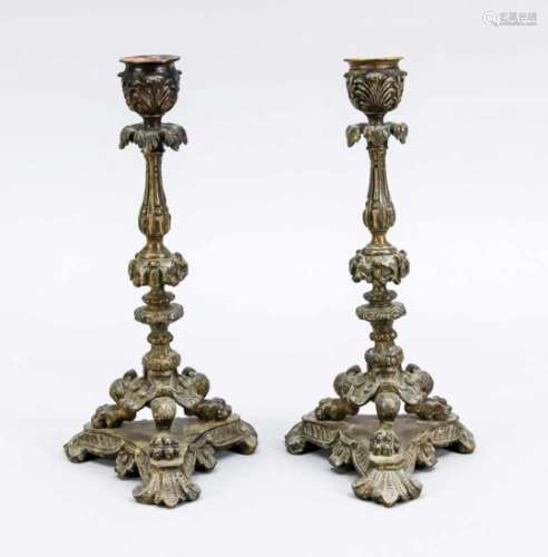 Paar Bronzeleuchter, Ende 19. Jh. Dreipassiger, ornamentierter Sockel mit Tatzenfüßen.