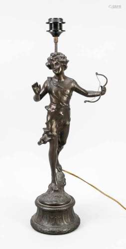 Figürliche Lampe, Ende 19. Jh., Metallguss, bronziert. Rundes, profiliertes Postament,Amor auf einer