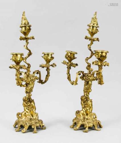 Paar Leuchter, Ende 19. Jh., Bronze vergoldet. Ornamentierter Sockel auf mehreren Voluten-und