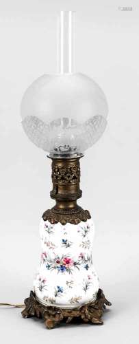 Elektrifizierte Petroleumlampe (Mariage), 19./20. Jh., Porzellantank mit Blumen,bronzierte