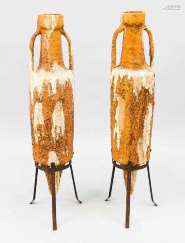 Paar Amphoren, Alter unbekannt. In Ständern aus Eisenbändern, H. (mit Ständern) 110 cm