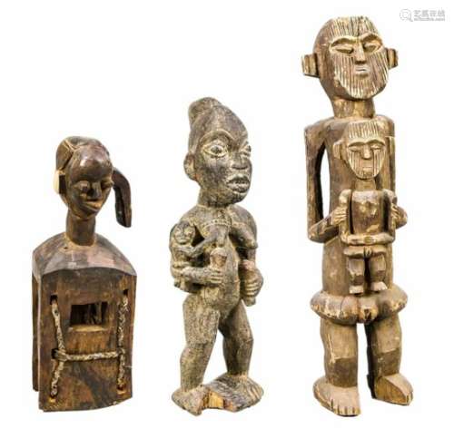 Stehende Frau mit Kind, Nigeria. Dunkles Holz. Beide Figuren mit linearerGesichtszeichnung,