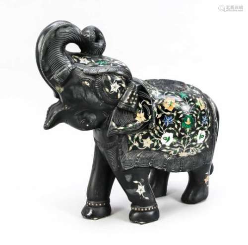 Elefant, wohl Indien, Mitte 20. Jh., schwarzer Stein. Schreitend mit erhobenem Rüssel. AufRücken und