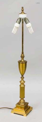 Neoneo-klassizistische Lampe, 20. Jh., Metall vergoldet und Messing. Quadratischer,dreistufiger