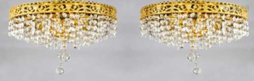 Paar Plafonieren, 20. Jh., Messing/Metall vergoldet. Konzentrische Ringe in ornamentaldurchbrochen