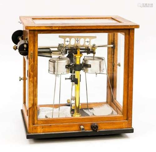 Analysewaage, Deutschland, Ende 19. Jh., Feinmechanisches Messinstrument im Glaskasten