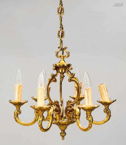 Historismus-Deckenlampe, 20. Jh., Messing. Ornamentierte Mittelkonsole an dreipassigerHalterung. 6