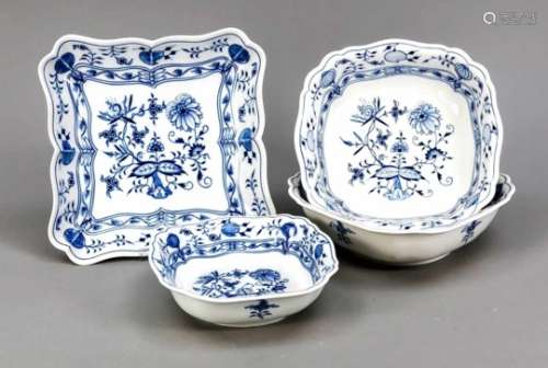 Four Caré bowls, Meissen, marks after 1934, 3rd quality, decor onion pattern in underglazeblue, w.