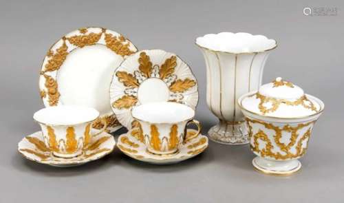 Mixed lot of 8 showpieces, Meissen, after 1934, 2nd quality, white with splendid gilding,2 show cups