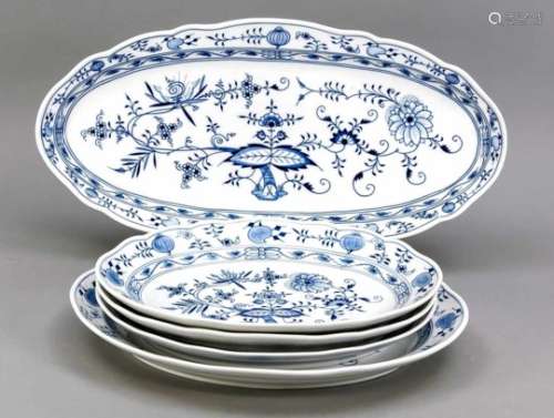 Five plates, Meissen, marks after 1934, 3rd quality, onion pattern in underglaze blue,large pike