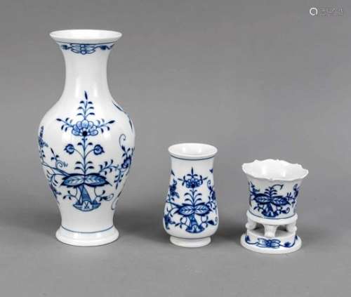 Drei Vasen, Meissen, nach 1934, 3. W., Dekor Zwiebelmuster in Unterglasurblau, Ofenvase,H. 9 cm,