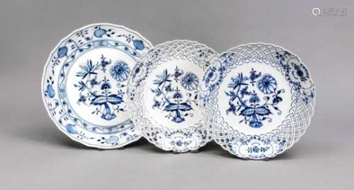 Three bowls, Meissen, marks after 1934, 3rd quality, onion pattern in underglaze blue, 2breakthrough