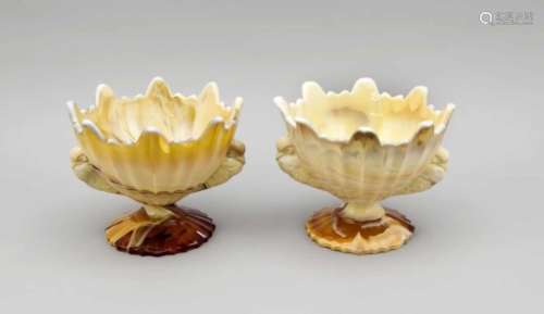 Pair of bowl, 20th century, model blown, round wavy base, short shaft, bowl with birdornament and