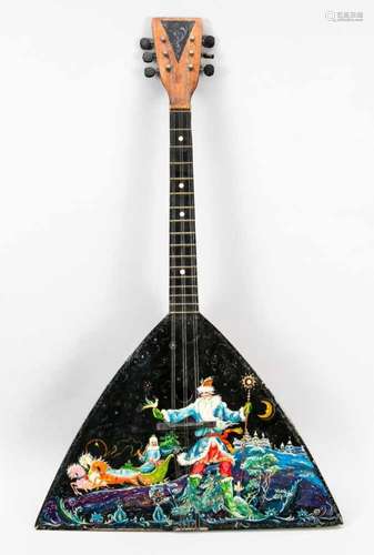 Balalaika, Russland, 1. H. 20. Jh. Dreeckiger Resonanzkörper aus dunklem Holz mit kleinemSchallloch.