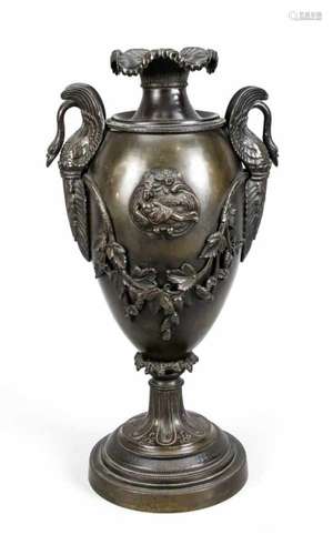 Historismus-Prunkvase, 19. Jh., Bronze, patiniert, gelappter Lippenrand, Handhaben mitSchwanenmotiv,