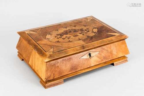 Casket around 1920, rectangular body on four flat feet with marquetry and inlays made ofvarious