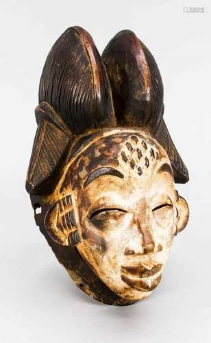 Maske, Afrika (wohl Gabun), wohl 19. Jh., Holz. Geweißtes Gesicht mit Skarifikationen,auffälliger