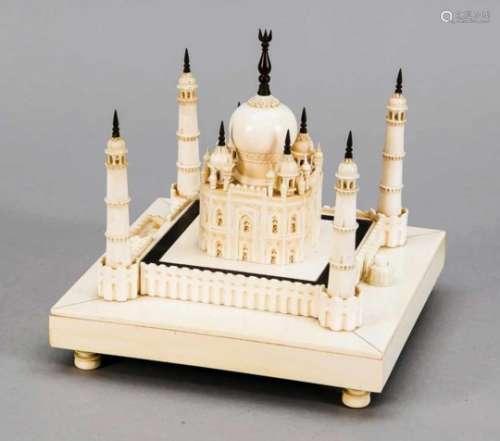 Taj Mahal-Lampe, Indien, 1. H. 20. Jh., Elfenbein. Quadratischer Sockel auf 4gedrechselten