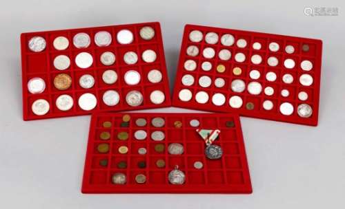 Posten Münzen (ca. 60 Stück), 3 Lagen aus rotem Filz im Sammelschuber mit der Aufschrift
