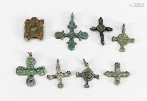 7 Kreuze und eine ornamentierte Metallapplikation, Bronze, 9. - 11. Jh., D. bis 3,2 cm
