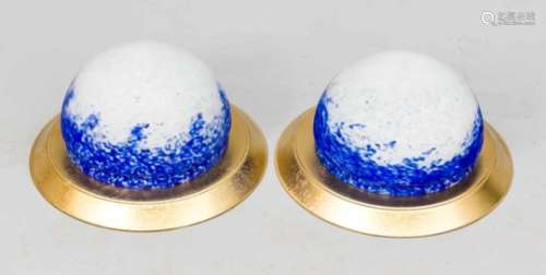 Paar Plafonieren, Frankreich, 2. H. 20. Jh. Goldstaffierte Ringe mit Blau-weißen Kugeln.Auf dem Glas