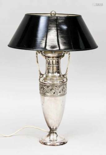 Lampe mit Amphorenvasenfuß, Mitte 20. Jh., versilbert. Mit schwarz lackiertem Schirm(schwenkbar),