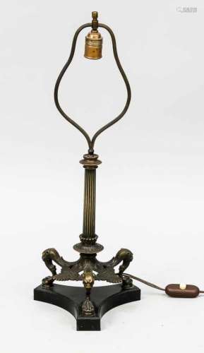 Historismus-Lampenfuß, Ende 19. Jh., Bronze, schwarzer Marmor. Dreipassiger Sockel mitLöwenköpfen