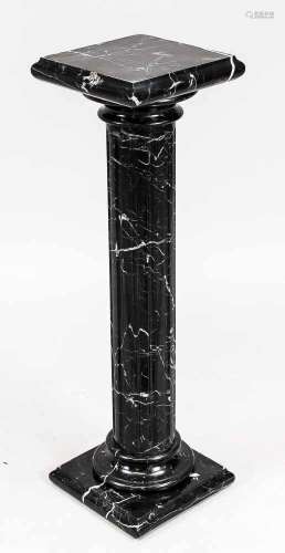 Blumensäule / Palmenpostament, 20. Jh., schwarzer Marmor, kannelierter Schaft, obere unduntere