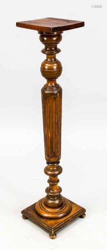 Blumensäule um 1900, nussbaumfarbig gebeiztes Lindenholz gedrechselt, H. 103 cm