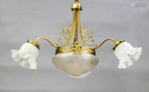 Deckenlampe um 1920, Messinggestell mit drei Leuchterarmen, Glasschirme in Form vonBlüten, unterhalb