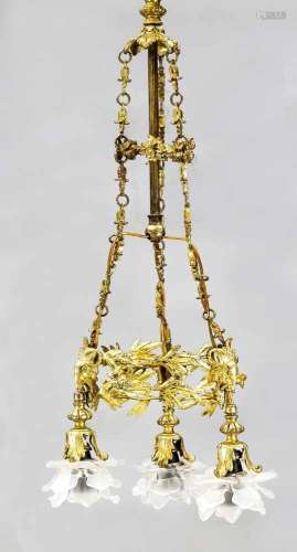 Deckenlampe um 1900, Messing und Bronze, drei Arme mit tulpenförmigen reliefiertenGlasschirmen,