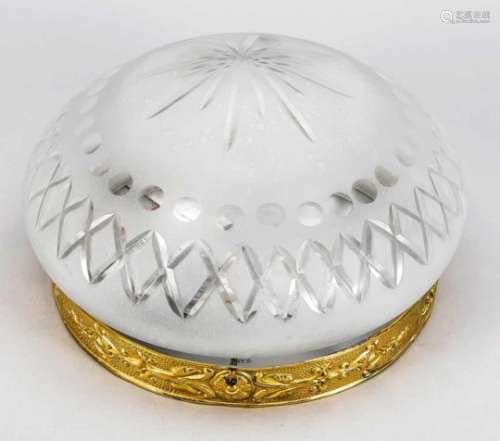 Historismus-Plafoniere, Ende 19. Jh., ornamentierter Messingring, Glasdiffusor mitSchliff- und