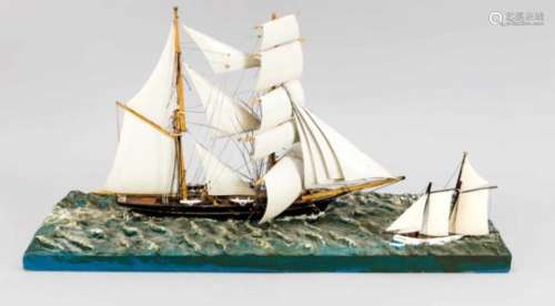 Diorama-Kernstück, um 1910. 2 Segelschiffe auf hoher See, Holz und Textil, polychromstaffiert.