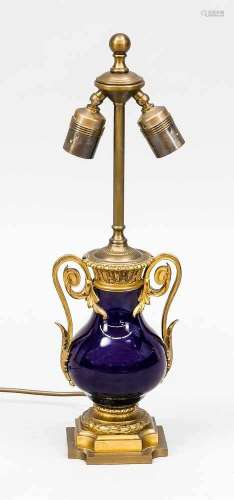 Lampenfuß, Ende 19. Jh., kobaltblaue Vase mit vergoldeter Bronzemontierung. Messingschaft,2 flg.,