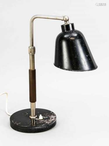 Tischlampe, 1920er Jahre, Industriedesign. Runder, schwarz lackierter Sockel mit Schalter.