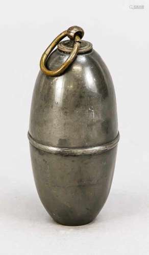 Muff-Wärmer aus Zinn, Ende 19. Jh., in Eiform, mit abschraubbarer Öse, H. 13 cm
