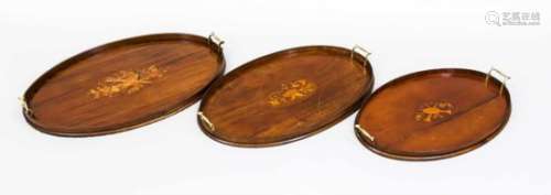 3 ovale Tabletts, 1. H. 20. Jh. Mahagonifurnier mit Intarsien. GeschwungeneMessinghandhaben,