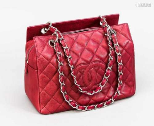 Chanel Handtasche, Frankreich, 21. Jh., bordeauxfarbenes gestepptes Leder, silberfarbeneHardware,