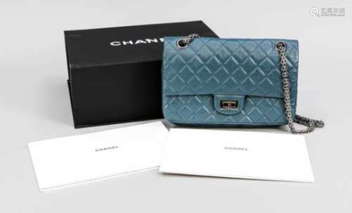 Chanel Handtasche, Frankreich, 21. Jh., graublaues gestepptes Glattleder, verstellbareGliederkette