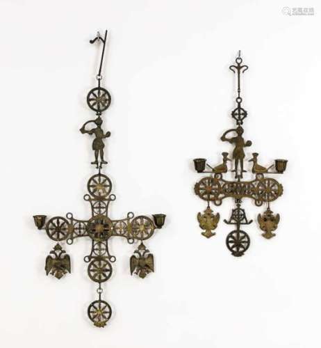 2 Hängeleuchter mit Doppeladler, 19. Jh., Bronze. Durchbrochen gearbeitet und aus mehrerenGliedern