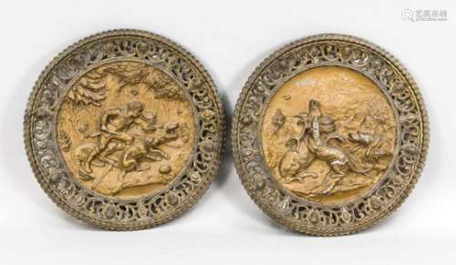 Paar Bronzeteller mit jagdlichen Reliefs, Ende 19. Jh. Durchbrochen gearbeitete Fahne