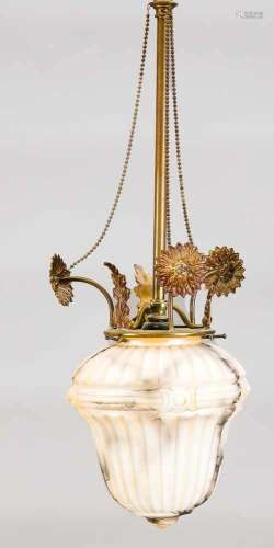 Deckenlampe um 1920, Messinggestänge mit plastischen Blüten, eine Fassung, marmorierterGlasschirm,