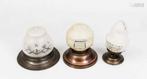 3 verschiedene Plafonieren um 1920, brünierte Messingmontierung, geschliffene Glasschirme,H. ca. 20,