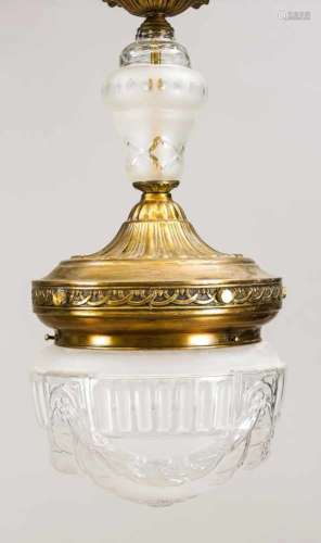Deckenlampe um 1900, geprägtes Messingblech, mattiertes und geschliffenes Zwischenstückaus Glas,