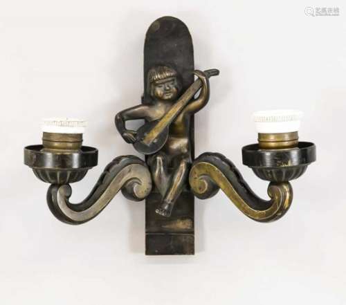 Art-Déco-Wandapplike, 20er Jahre. Bronze. Wandkonsole mit musizierendem Knaben, 2Voluten-