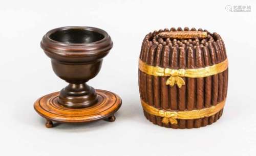 Tabakdose und Mischgefäß, 19. und 20. Jh. Keramik-Deckeldose in Fassform (Holzplankendurch
