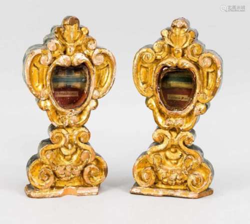 Paar Monstranzen mit Reliquie, 18. Jh., Lindenholzschnitzerei, vergoldet auf Kreidegrund.Gestaltet