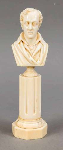 Elfenbeinbüste von Lord Byron, 19. Jh. Auf kannelierter Säule mit oktogonaler Basis, amSockel