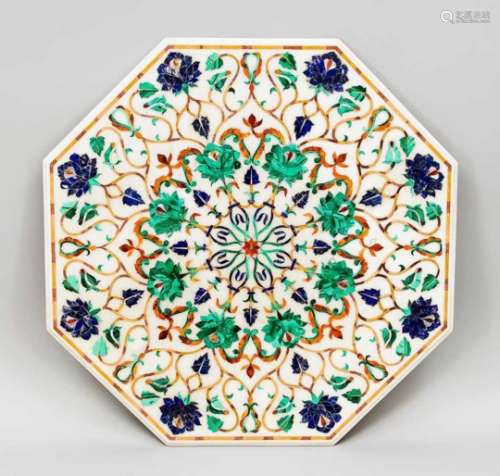 Pietra-Dura-Tischplatte, Italien, Mitte 20. Jh., Oktogonal, polychromeStein-Einlegearbeiten in Blau,
