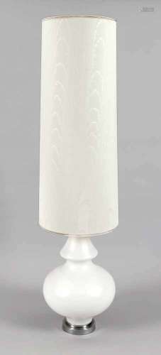 Bodenlampe um 1970, elektr., 1-flg., Milchglaskorpus mit sehr hohem, zylindrischemTextilschirm mit